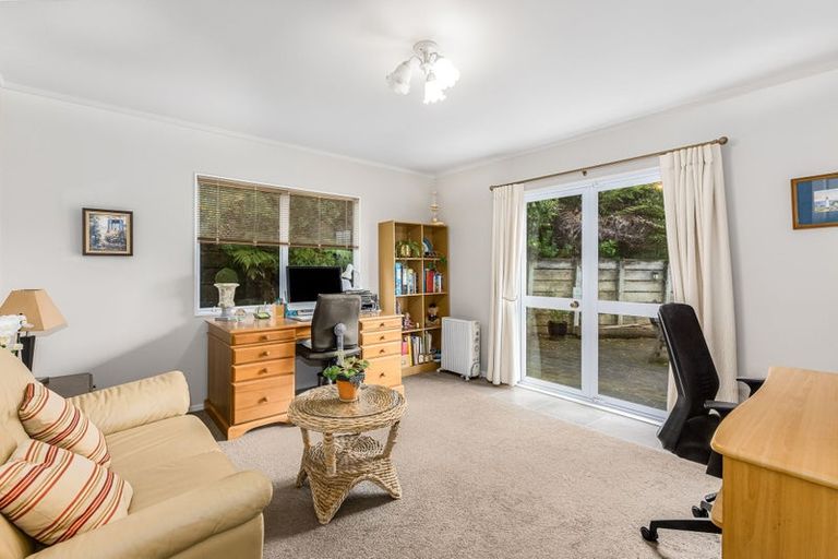 Photo of property in 21 Saunders Close, Whitby, Porirua, 5024