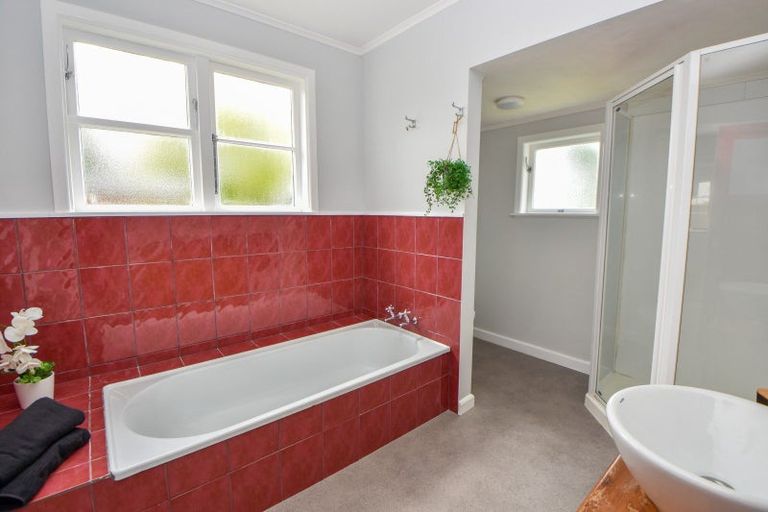 Photo of property in 2 Kent Street, Carterton, 5713