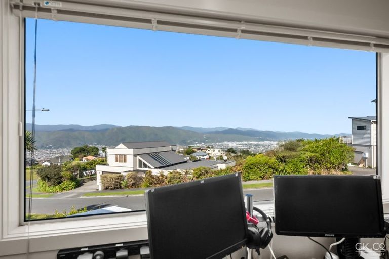 Photo of property in 18 Arahiwi Grove, Tirohanga, Lower Hutt, 5010