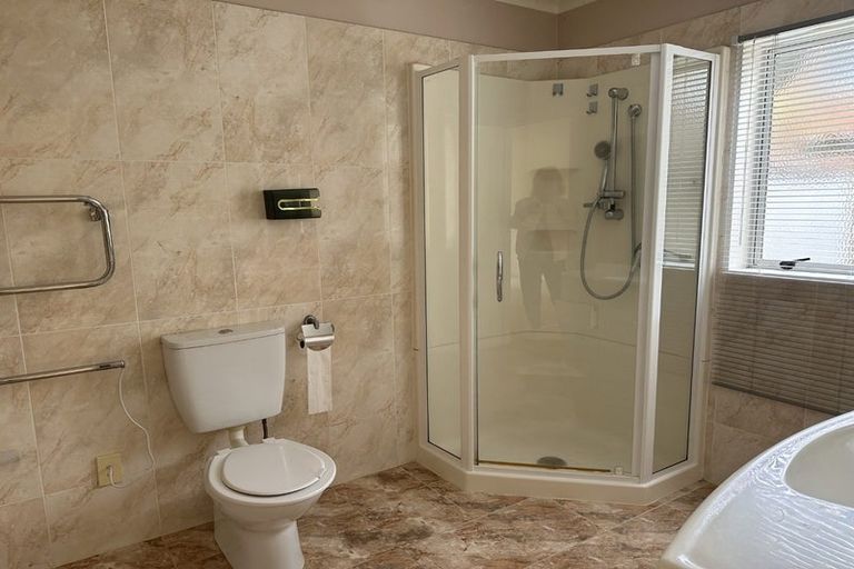 Photo of property in 12 Malin Place, Pinehill, Auckland, 0632