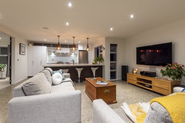 Photo of property in 21 Metzenthin Close, Raumati South, Paraparaumu, 5032