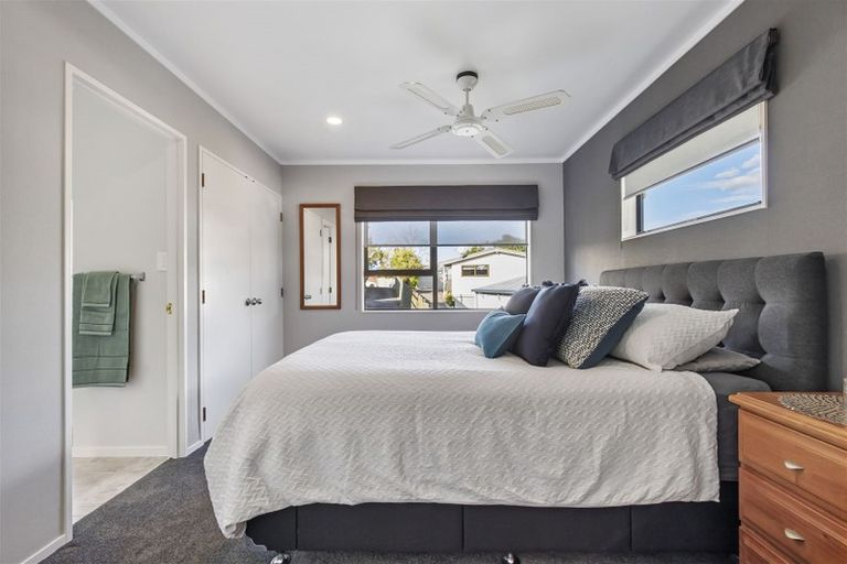 Photo of property in 4 Pinewood Grove, Botany Downs, Auckland, 2010