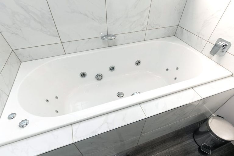 Photo of property in 21 Glentui Place, Waikawa, Picton, 7220