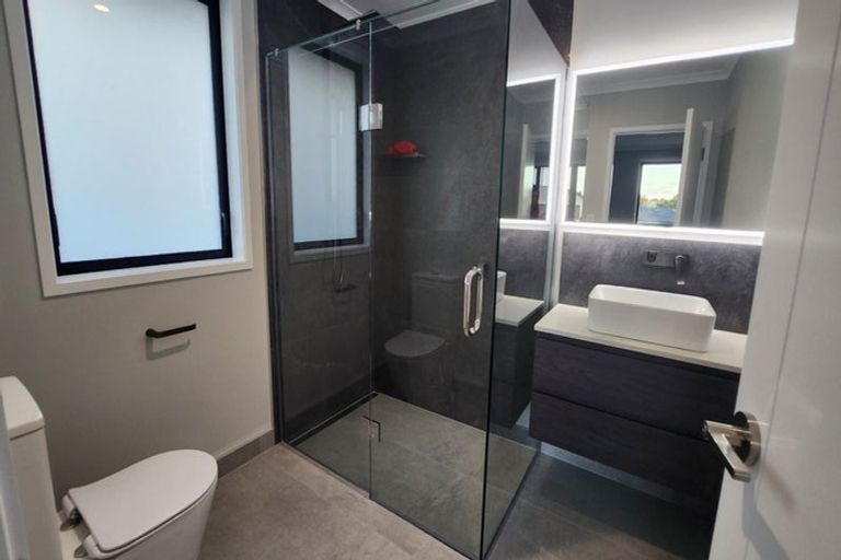 Photo of property in 2 Paapaka Way, Waiuku, 2123