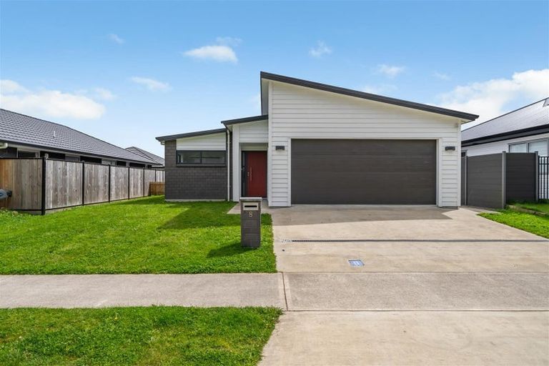 Photo of property in 8 Whitten Way, Wallaceville, Upper Hutt, 5018
