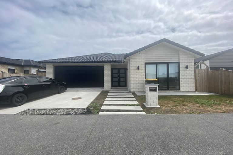 Photo of property in 8 Black Beech Crescent, Takanini, 2110