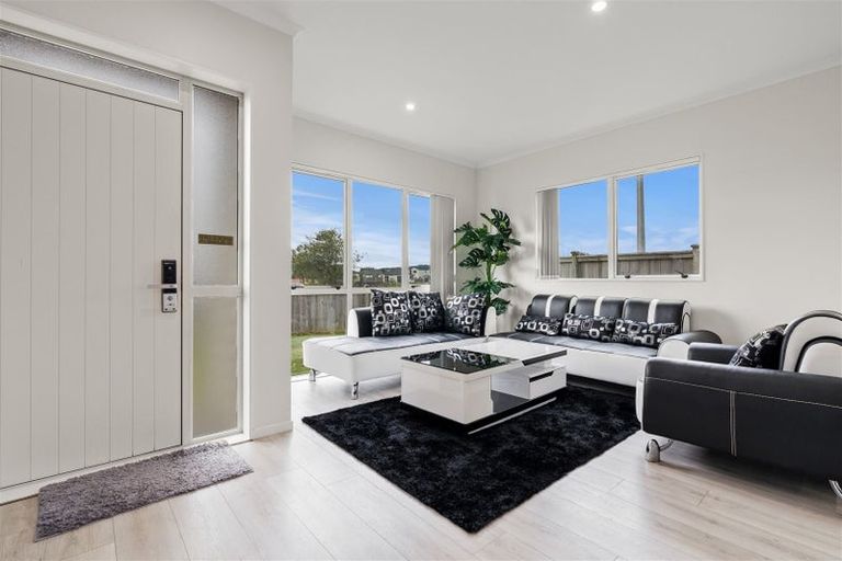 Photo of property in 2 Castlepoint Avenue, Takanini, 2110