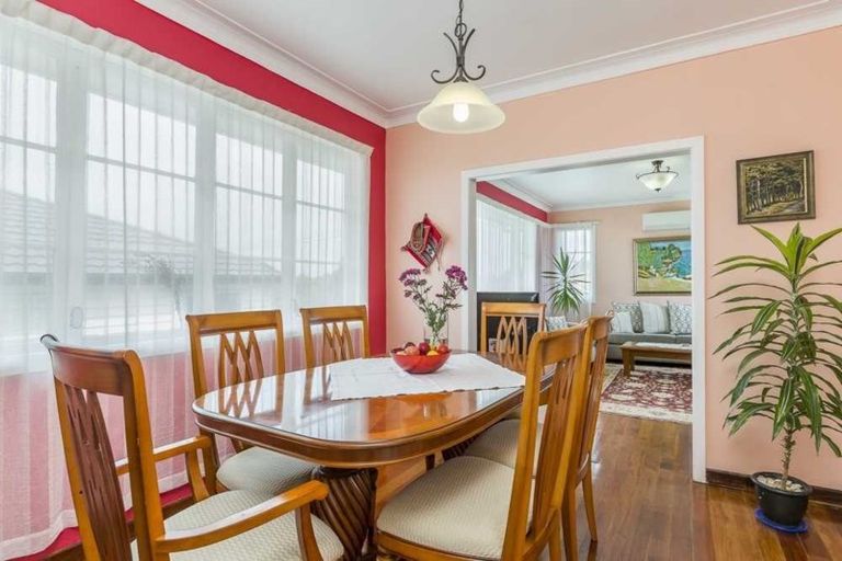 Photo of property in 73 Pupuke Road, Northcote, Auckland, 0627
