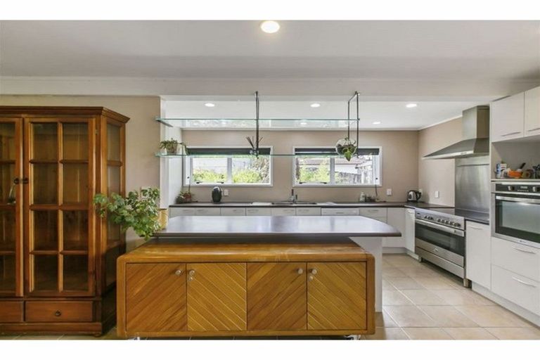 Photo of property in 9 Woodhouse Place, West Harbour, Auckland, 0618