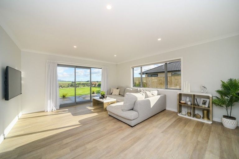 Photo of property in 22 Cyprus Place, Fitzherbert, Palmerston North, 4410