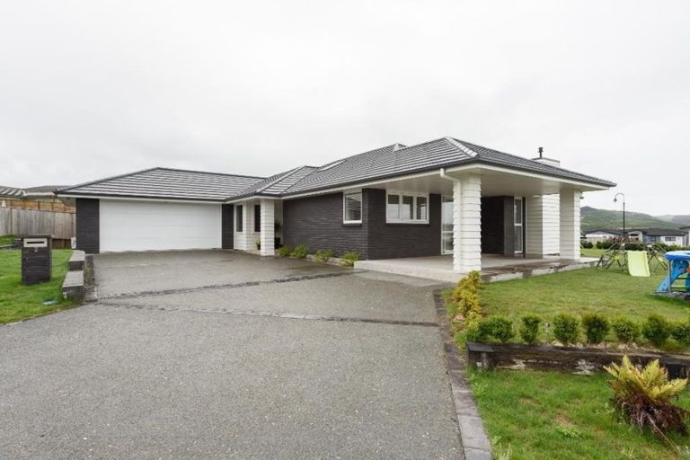 Photo of property in 2 Grace Cove, Aotea, Porirua, 5024