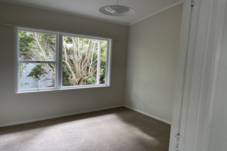 Photo of property in 14 Raymond Terrace, Northcote, Auckland, 0627