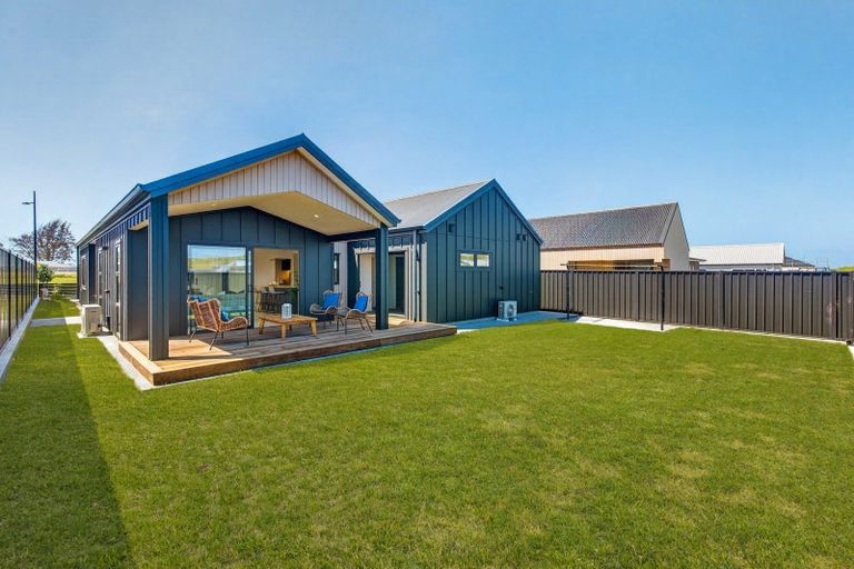 Photo of property in 14 Annie Aranui Drive, Poraiti, 4182