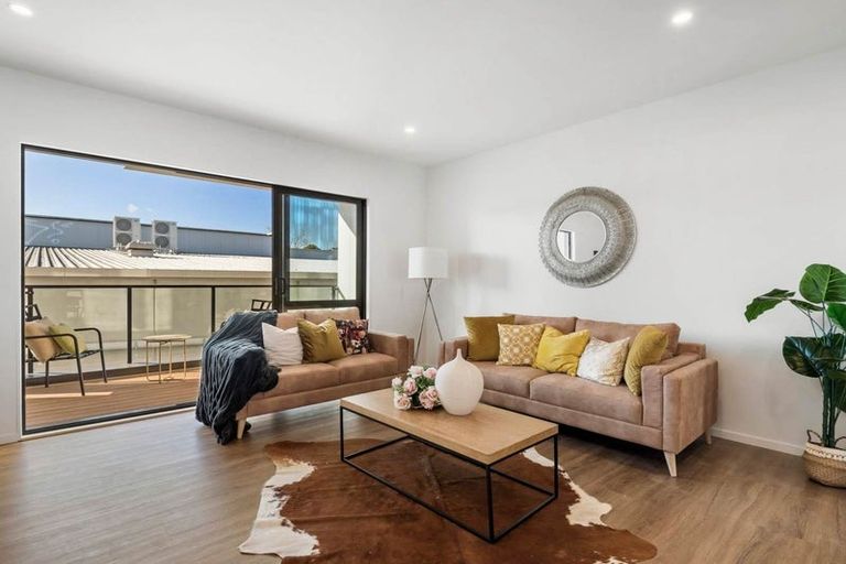 Photo of property in 18 Mina Way, Browns Bay, Auckland, 0630