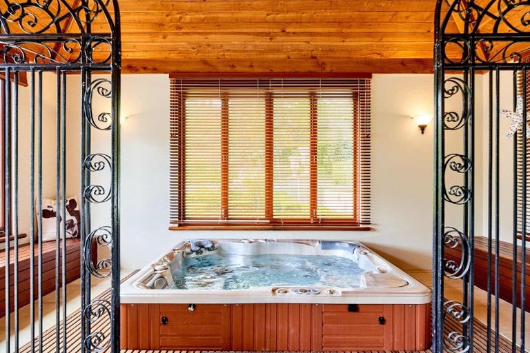 Photo of property in 60 Cheviot Road, Lowry Bay, Lower Hutt, 5013