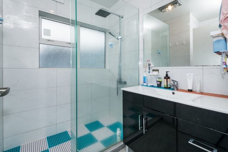 Photo of property in 71 Ravenwood Drive, Forrest Hill, Auckland, 0620