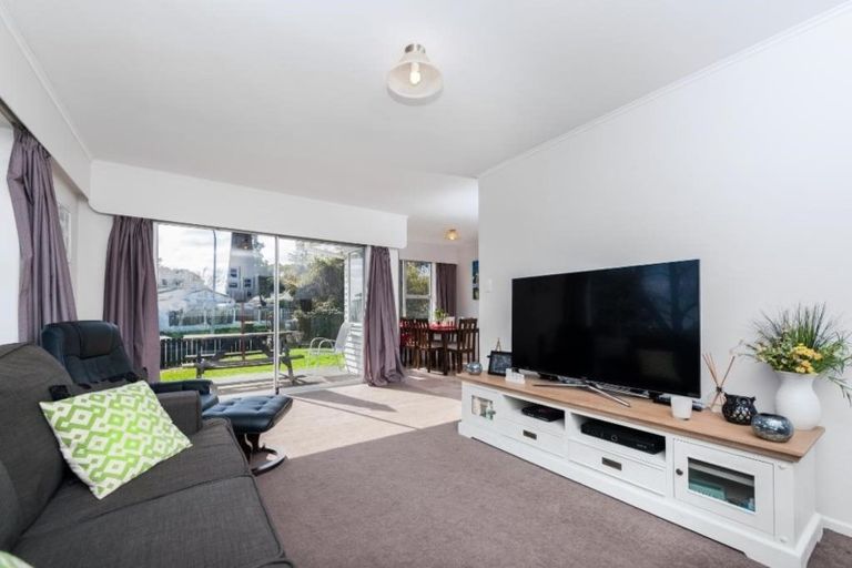 Photo of property in 1 Ronald Place, Manurewa, Auckland, 2102