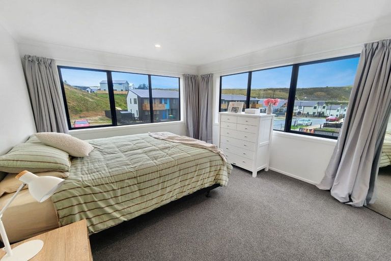 Photo of property in 44 Oakum Road, Whitby, Porirua, 5024