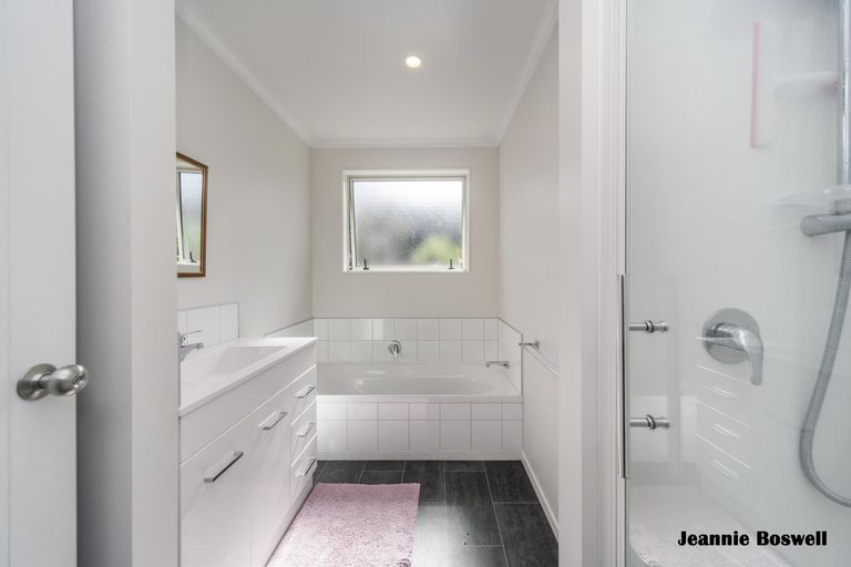 Photo of property in 52 Exeter Crescent, Takaro, Palmerston North, 4412