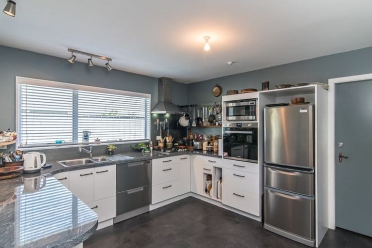 Photo of property in 52 Rewarewa Crescent, Waikanae, 5036