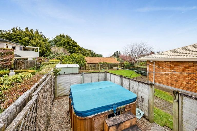 Photo of property in 18 Kinross Drive, Merrilands, New Plymouth, 4312