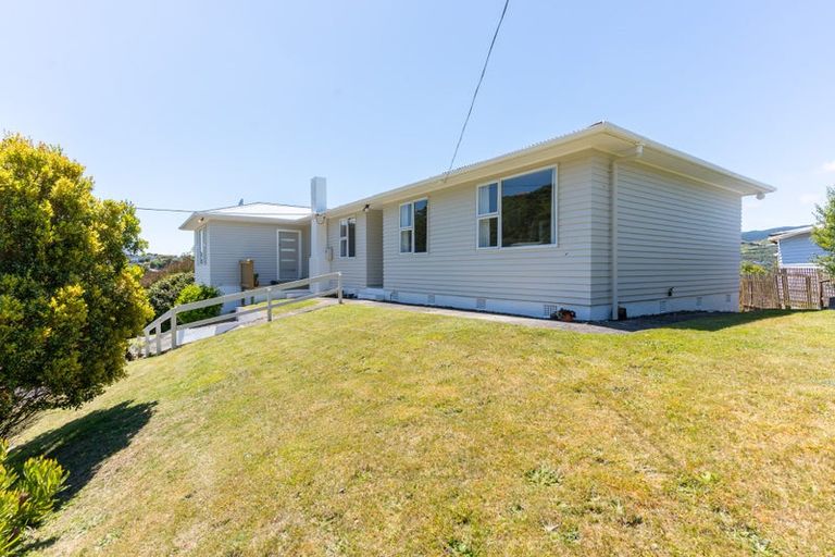 Photo of property in 28 Franklyn Road, Tawa, Wellington, 5028