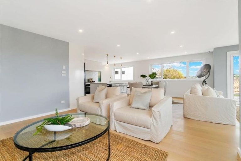 Photo of property in 19 Scarboro Terrace, Murrays Bay, Auckland, 0630