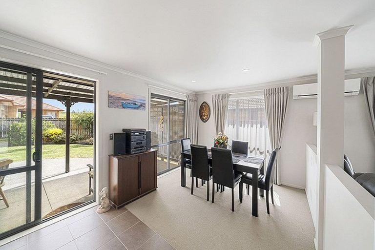 Photo of property in 16 Breaker Grove, Waiuku, 2123