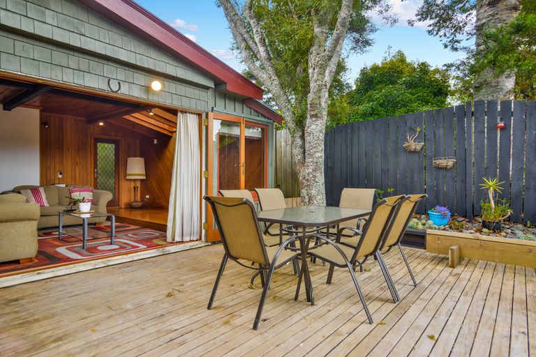 Photo of property in 5 Staley Road, Parau, Auckland, 0604