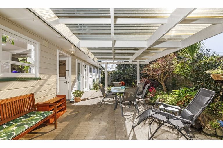 Photo of property in 941 Beach Road, Torbay, Auckland, 0630