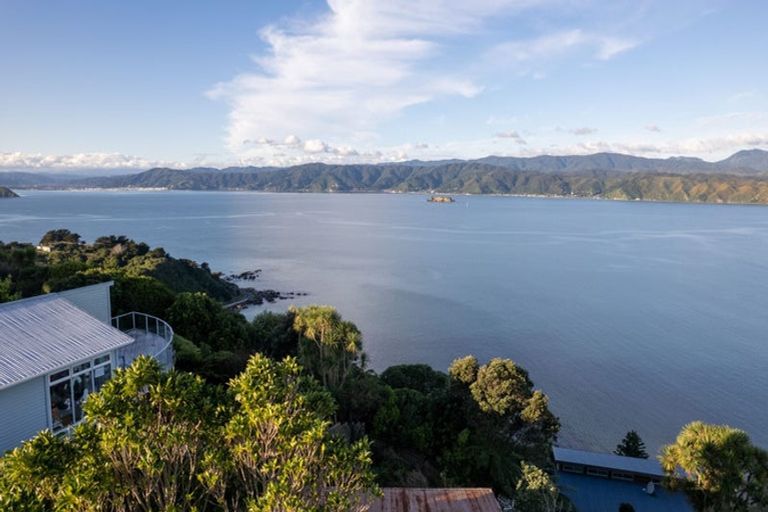 Photo of property in 174 Nevay Road, Karaka Bays, Wellington, 6022