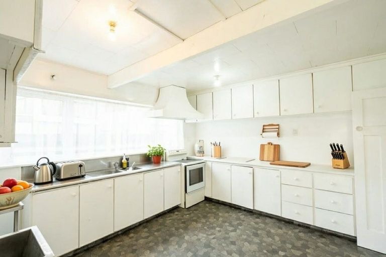 Photo of property in 239 Fitzherbert Avenue, West End, Palmerston North, 4410