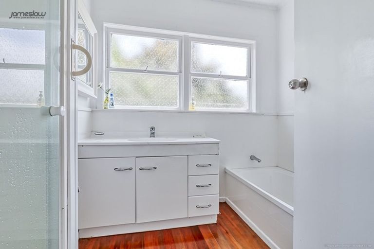 Photo of property in 140 Edmonton Road, Te Atatu South, Auckland, 0610