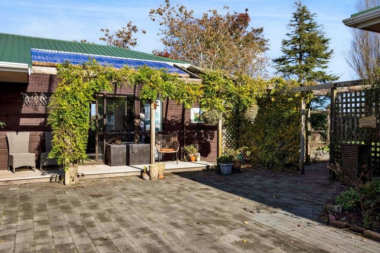 Photo of property in 44 Rawhitiroa Road, Eltham, 4322