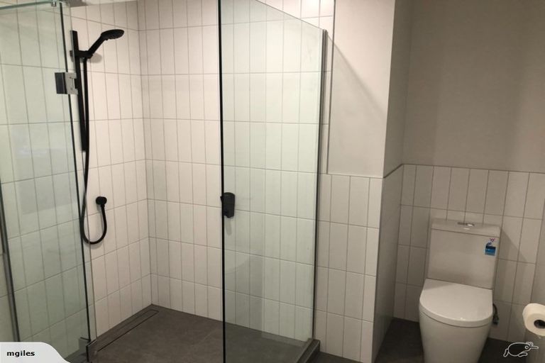 Photo of property in 328 Glenfield Road, Glenfield, Auckland, 0629