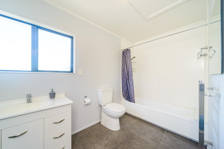 Photo of property in 17 Woburn Place, Takaro, Palmerston North, 4412