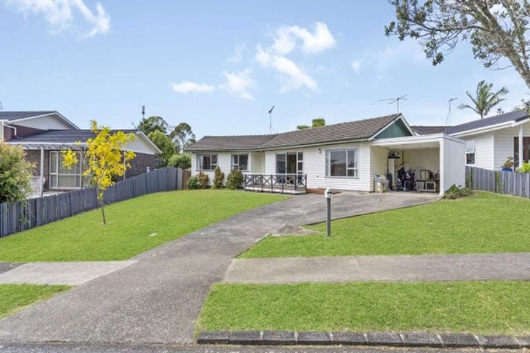 Photo of property in 18 Maroubra Place, Botany Downs, Auckland, 2010