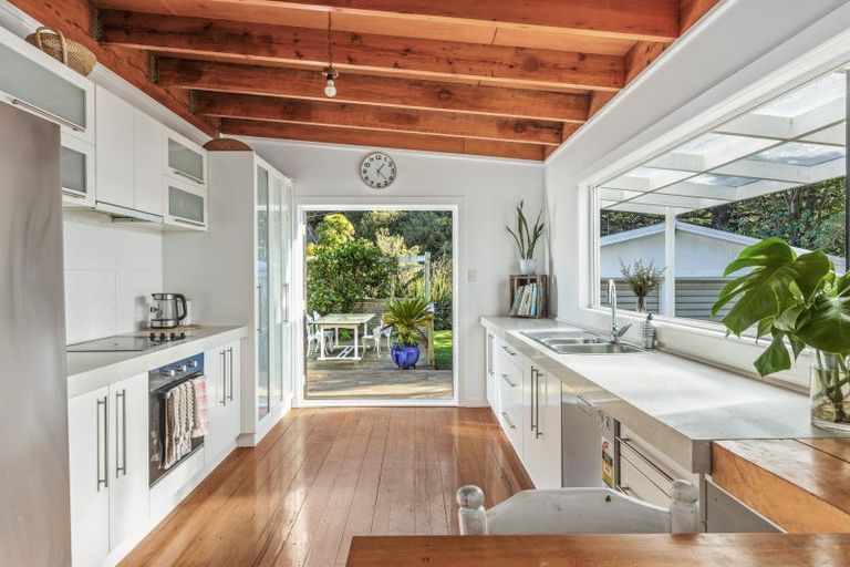 Photo of property in 32 Karekare Road, Karekare, New Lynn, 0772