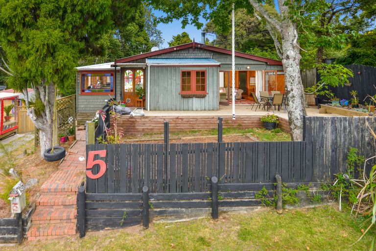 Photo of property in 5 Staley Road, Parau, Auckland, 0604
