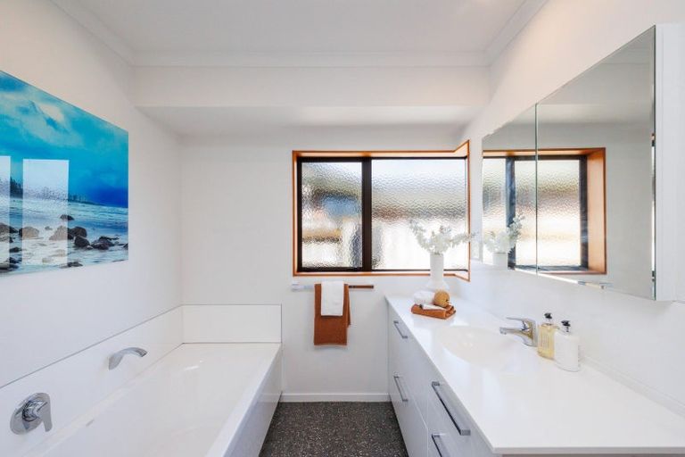 Photo of property in 7 Rosebank Avenue, Kelvin Grove, Palmerston North, 4414