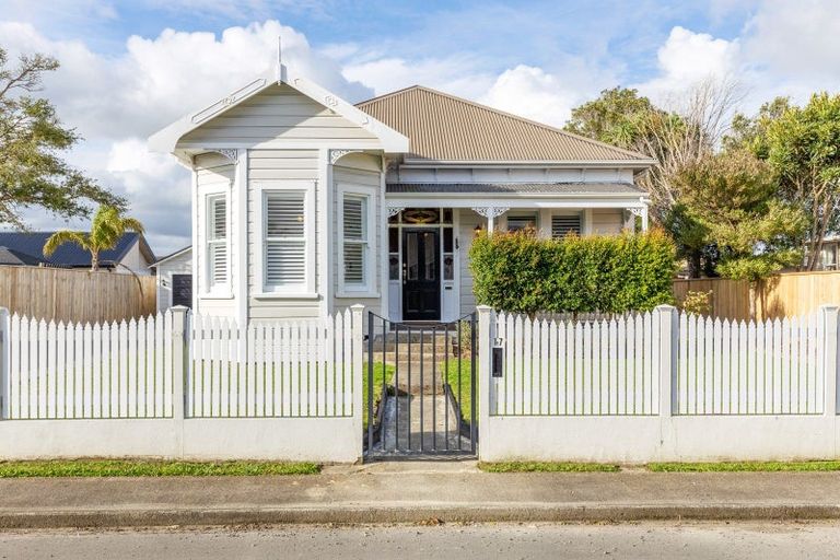Photo of property in 17 Perrin Place, Kelvin Grove, Palmerston North, 4414