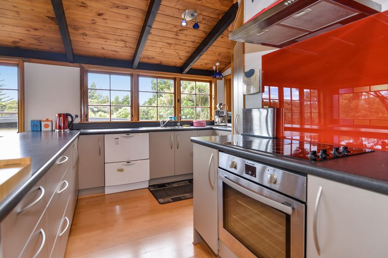 Photo of property in 5 Staley Road, Parau, Auckland, 0604