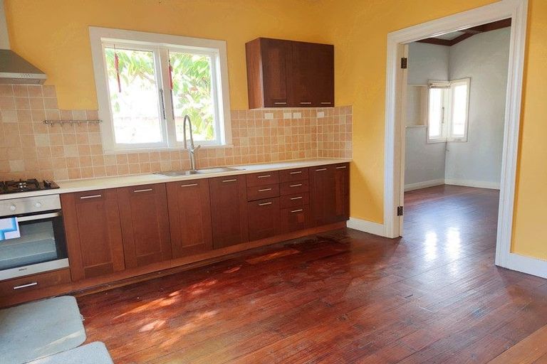 Photo of property in 2/5 Forrest Road, Milford, Auckland, 0620