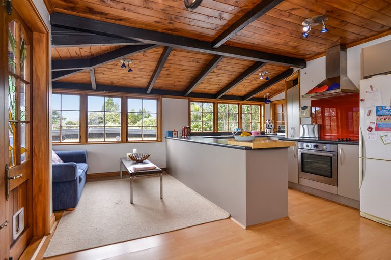 Photo of property in 5 Staley Road, Parau, Auckland, 0604