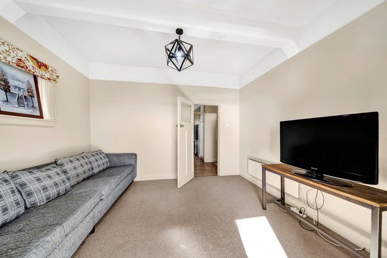 Photo of property in Devonport Apartments, 3/127 Saint Aubyn Street, New Plymouth, 4310