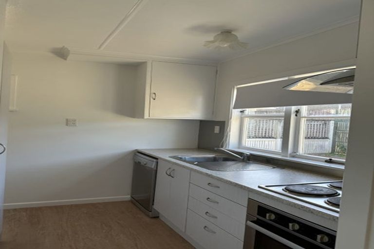 Photo of property in 18 Saulbrey Grove, Woburn, Lower Hutt, 5010