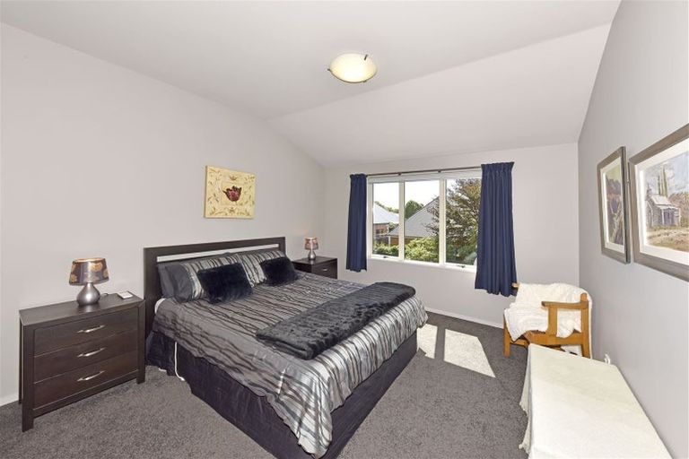 Photo of property in 11 Thornwood Place, Redwood, Christchurch, 8051