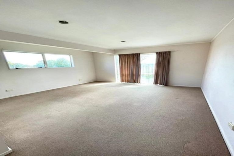 Photo of property in 1 Graham Collins Drive, Windsor Park, Auckland, 0632