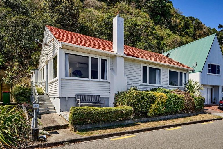 Photo of property in 32 Moana Road, Plimmerton, Porirua, 5026