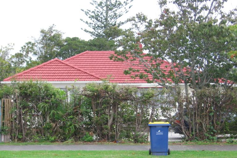 Photo of property in 64 Te Atatu Road, Te Atatu South, Auckland, 0610
